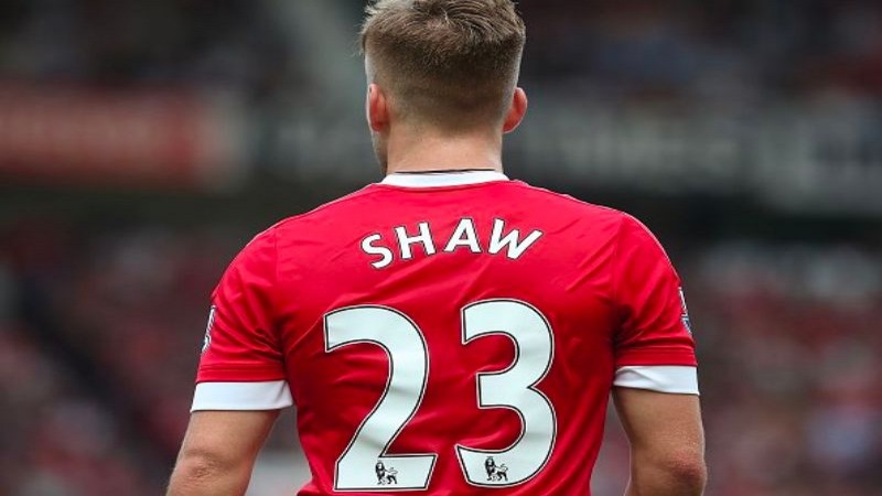 Số áo Shaw - con số 23 định mệnh đã cùng hậu vệ lăn xả trên mọi sân cỏ